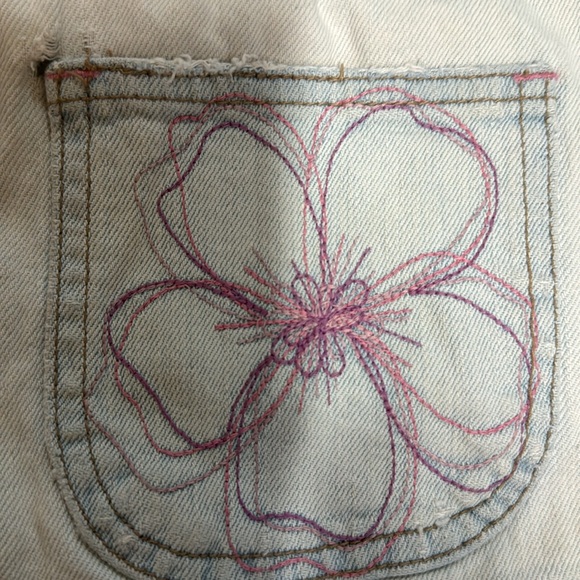 lulu jean shorts size 0 used like new, 4 pockets 2 in front 2 in back. - Picture 3 of 9